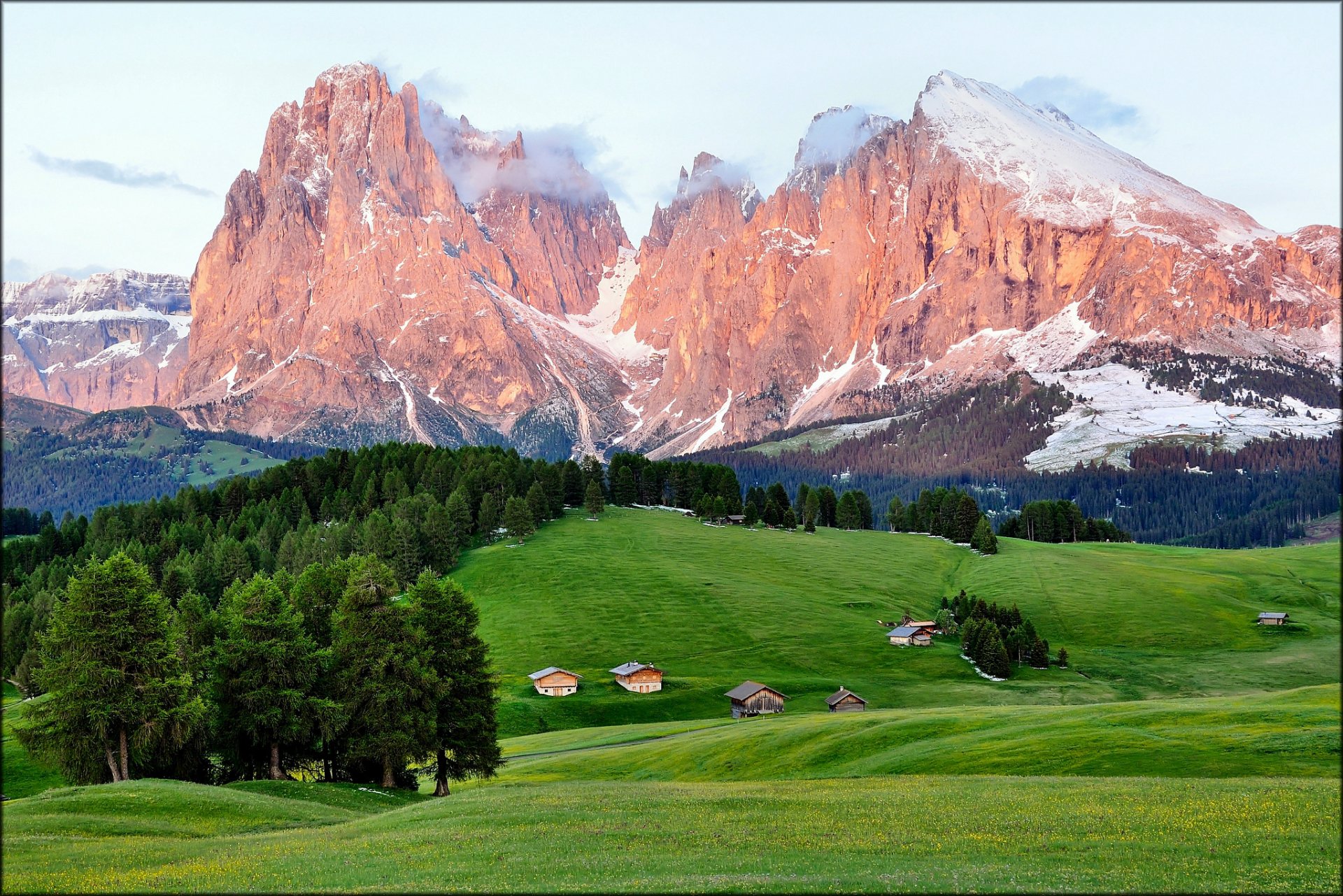 enrosadira italia montañas bosque casas verano