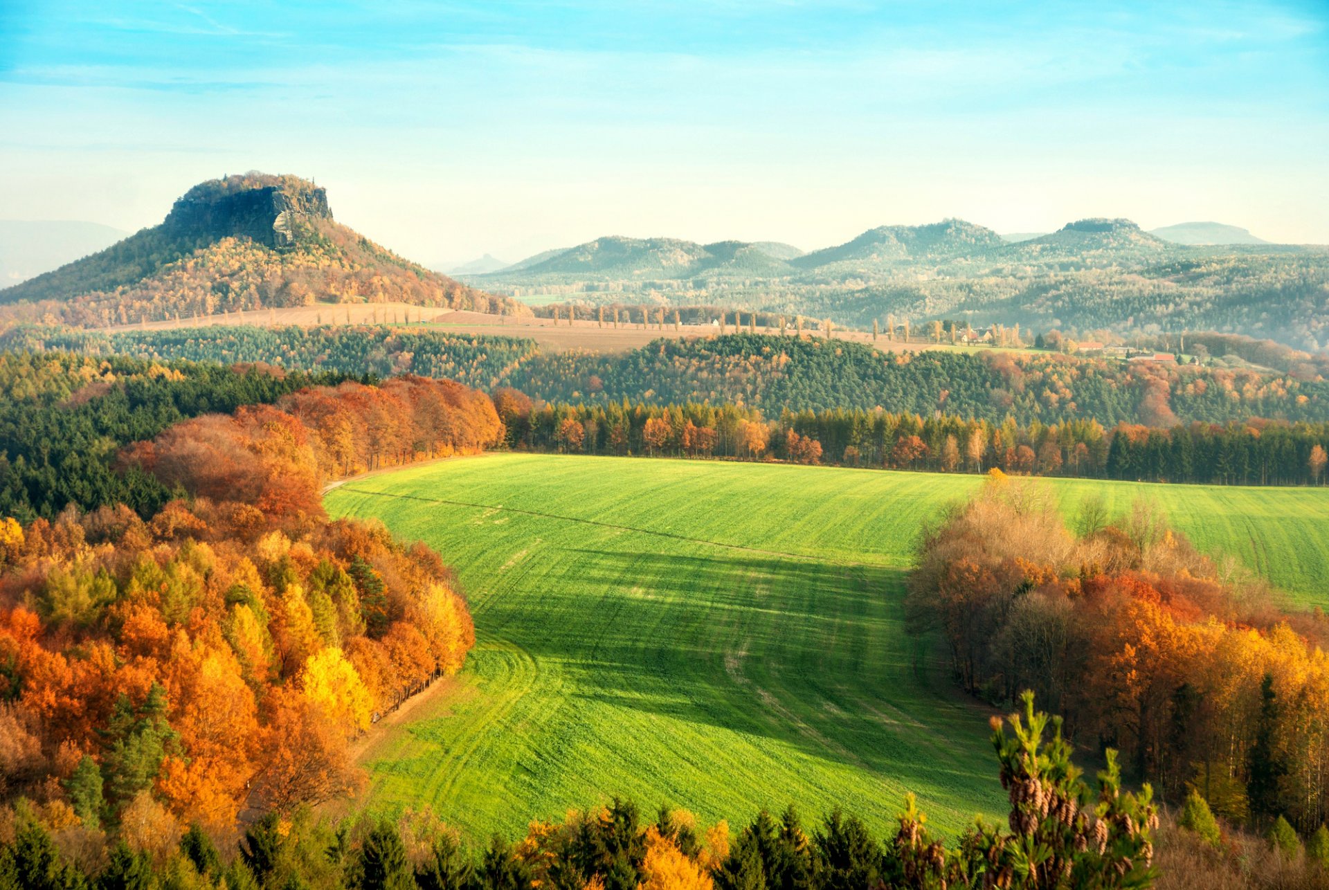 elbsandsteingebirge montagne di arenaria dell elba sächsische schweiz svizzera sassone germania autunno natura colline alberi foglie giallo arancione paesaggio