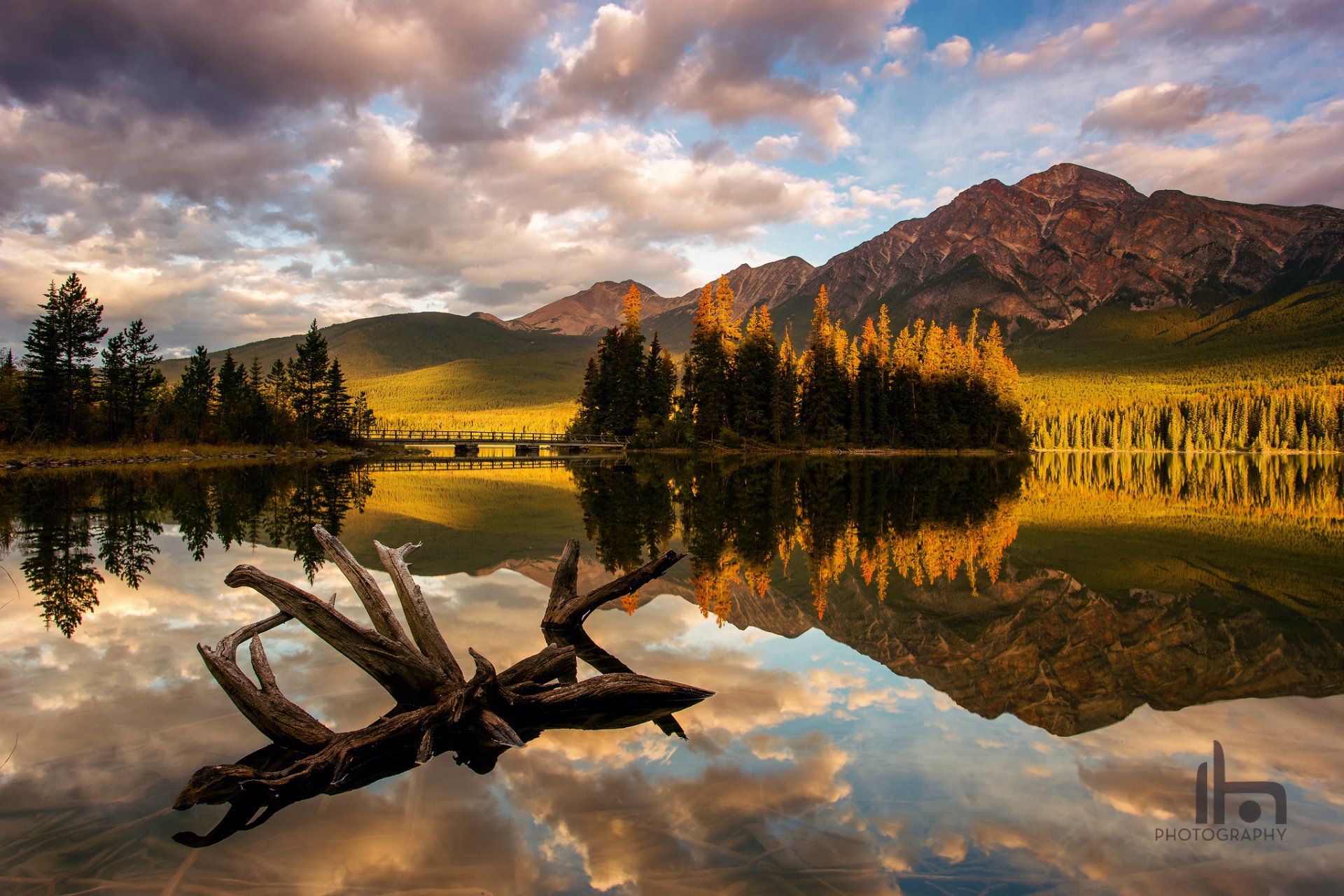 canada alberta parco nazionale di jasper piramide lago montagne lago legni foresta mattina luce