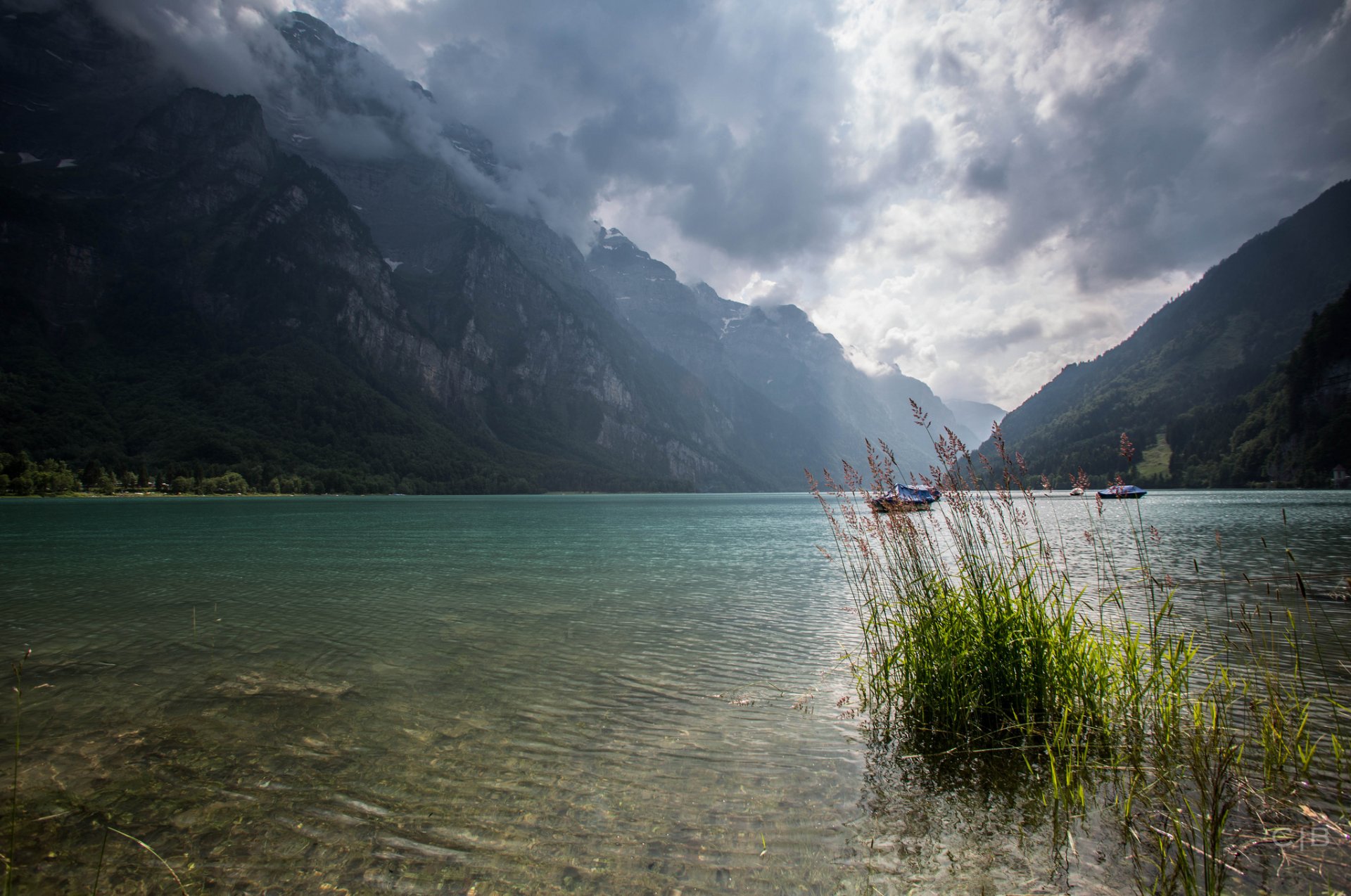 швейцария klöntalersee озеро горы тучи