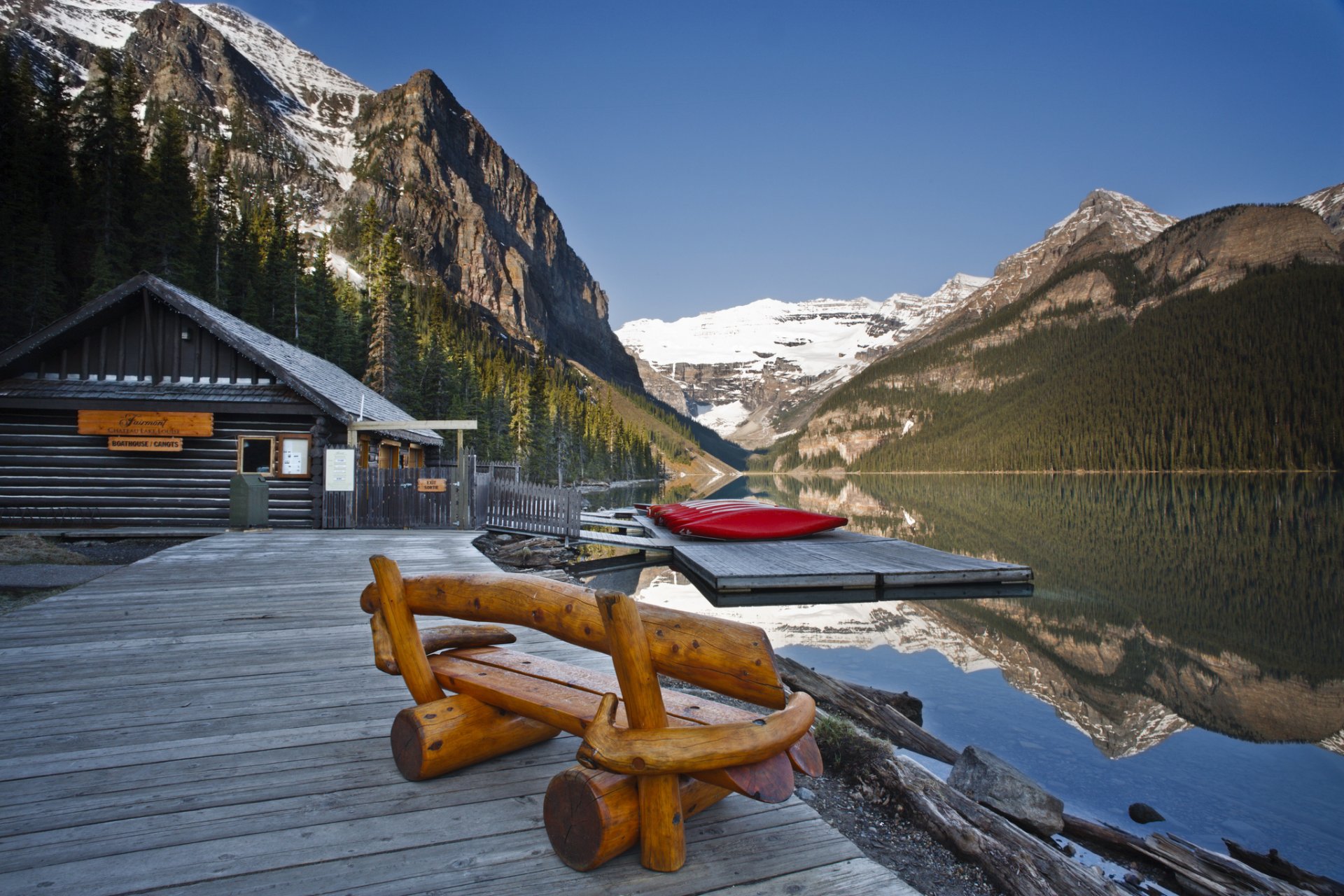 lac eau montagnes neige maison bateaux pont arbres pierres ciel banc