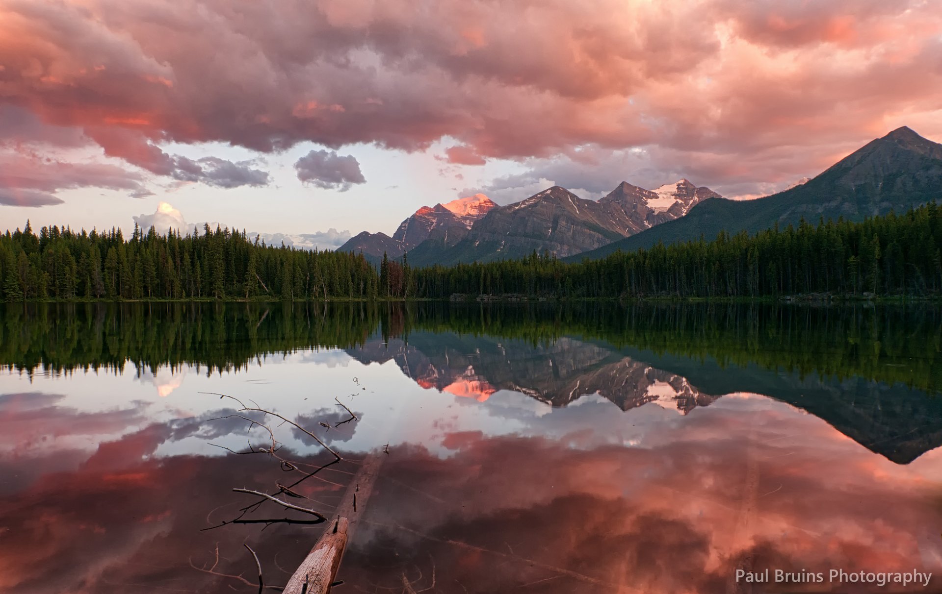 canada parco nazionale di banff montagne rocciose lago herbert lago foresta di conifere tramonto cielo nuvole sera