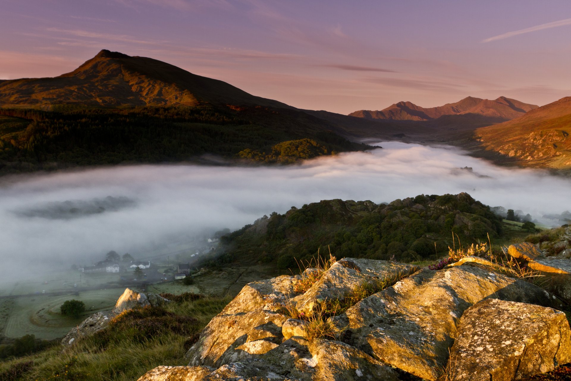 inglaterra reino unido reino unido gales ciudad de capel curig mañana primeros rayos niebla valle montañas luz kaani bosque nicholas livesey fotografía