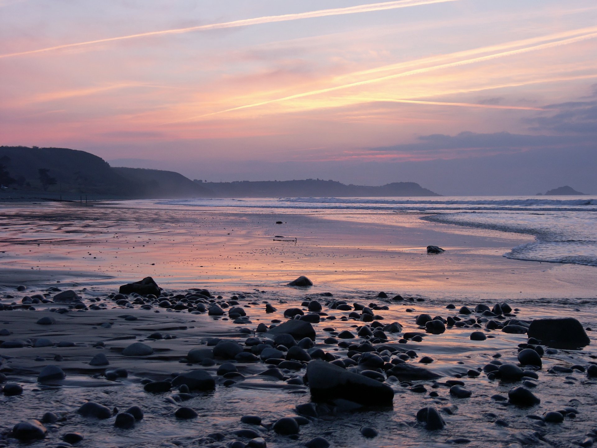 mer plage pierres coucher de soleil