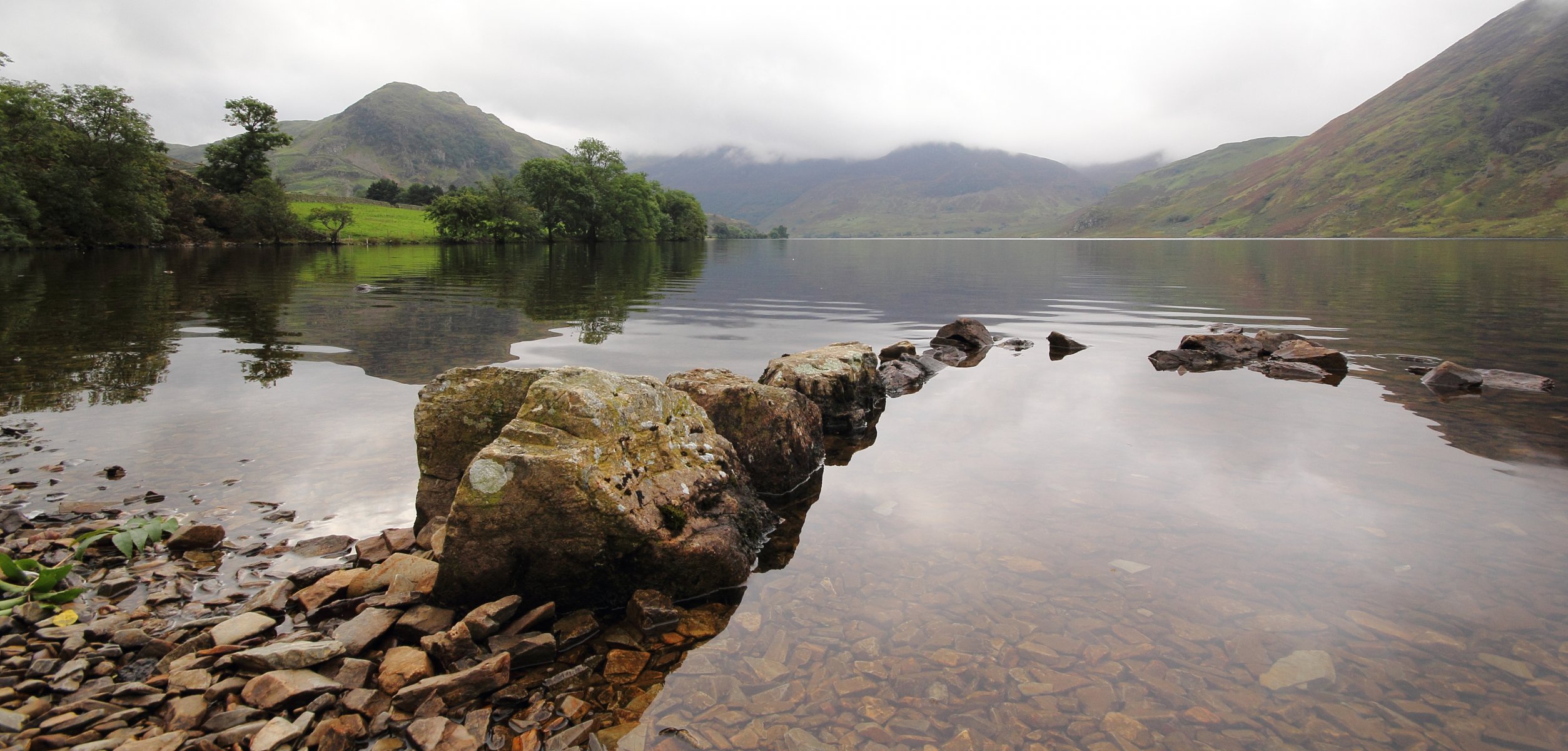 montañas lago piedras árboles niebla