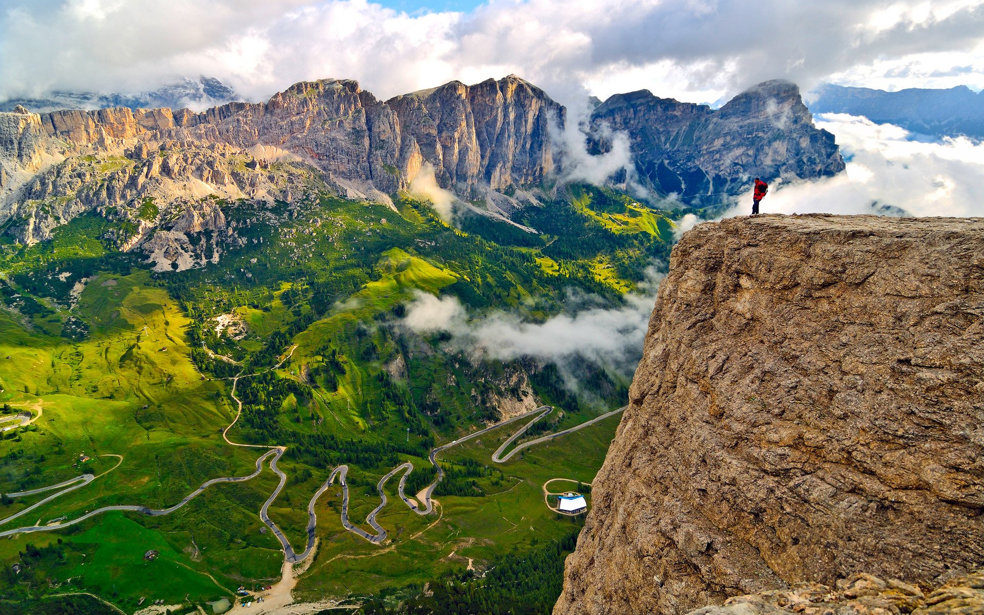 italia tirol del sur provincia de bolzano alpes montañas cielo nubes rocas hombre