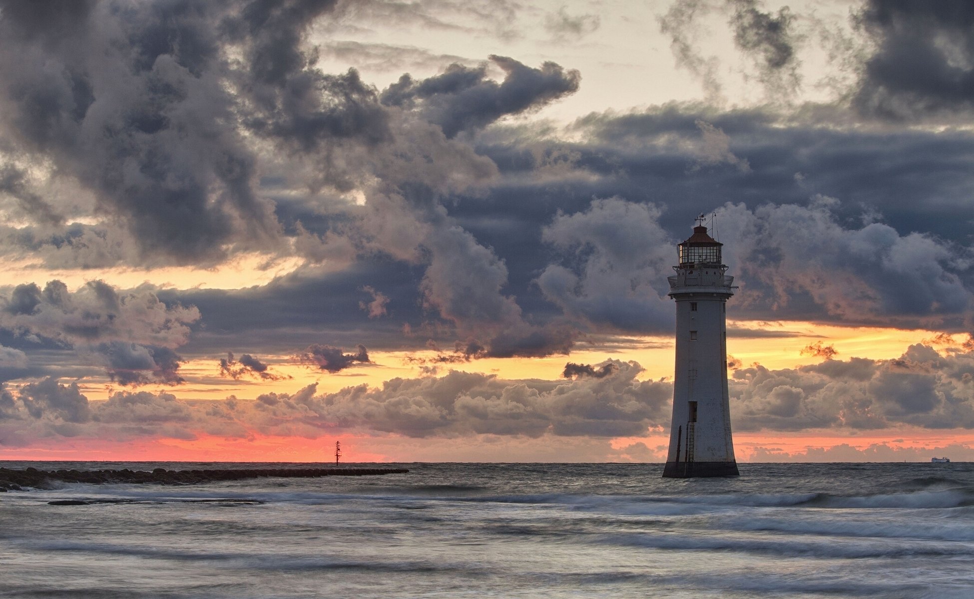 faro mar nubes