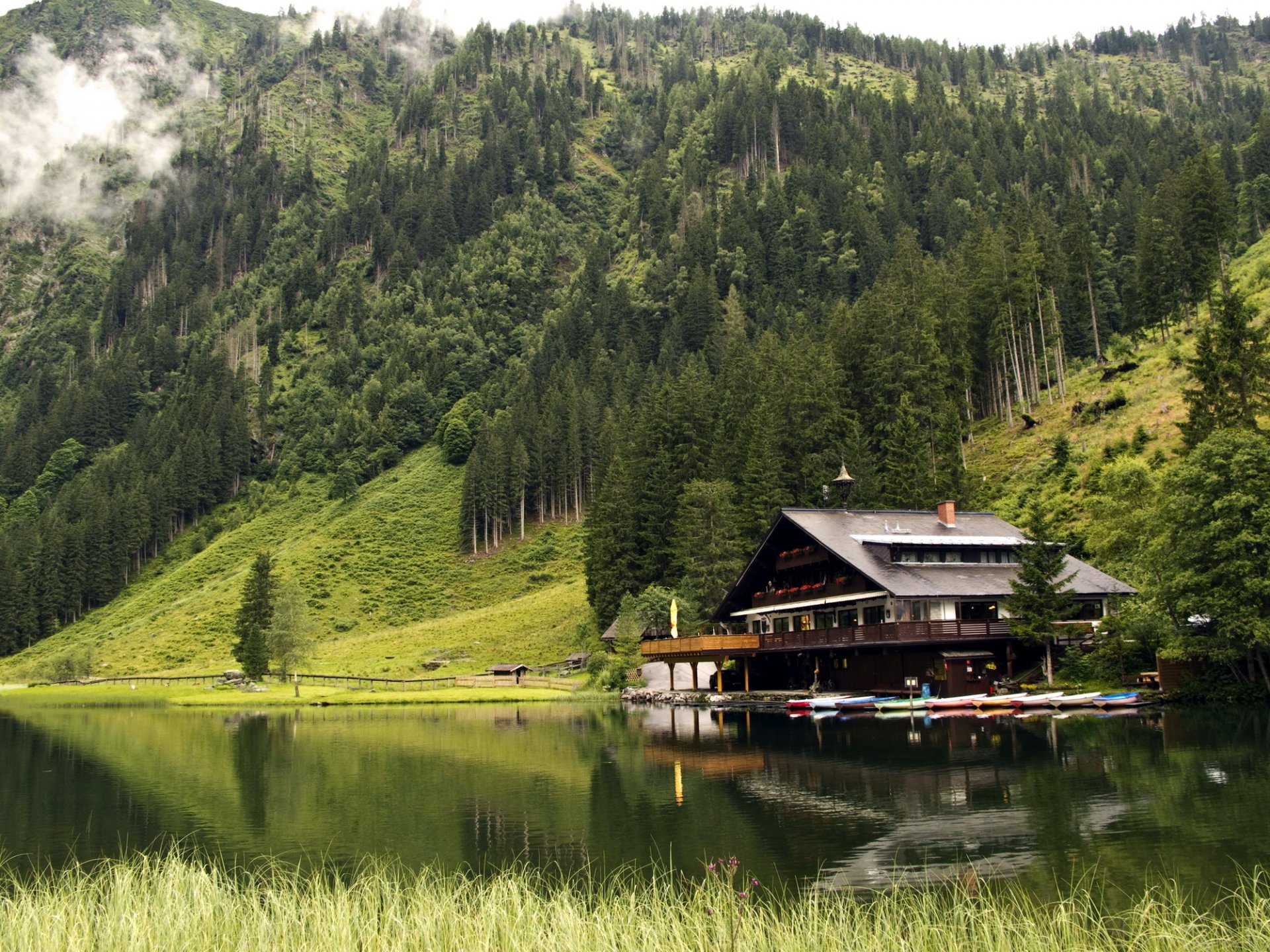 berge haus see boote wald