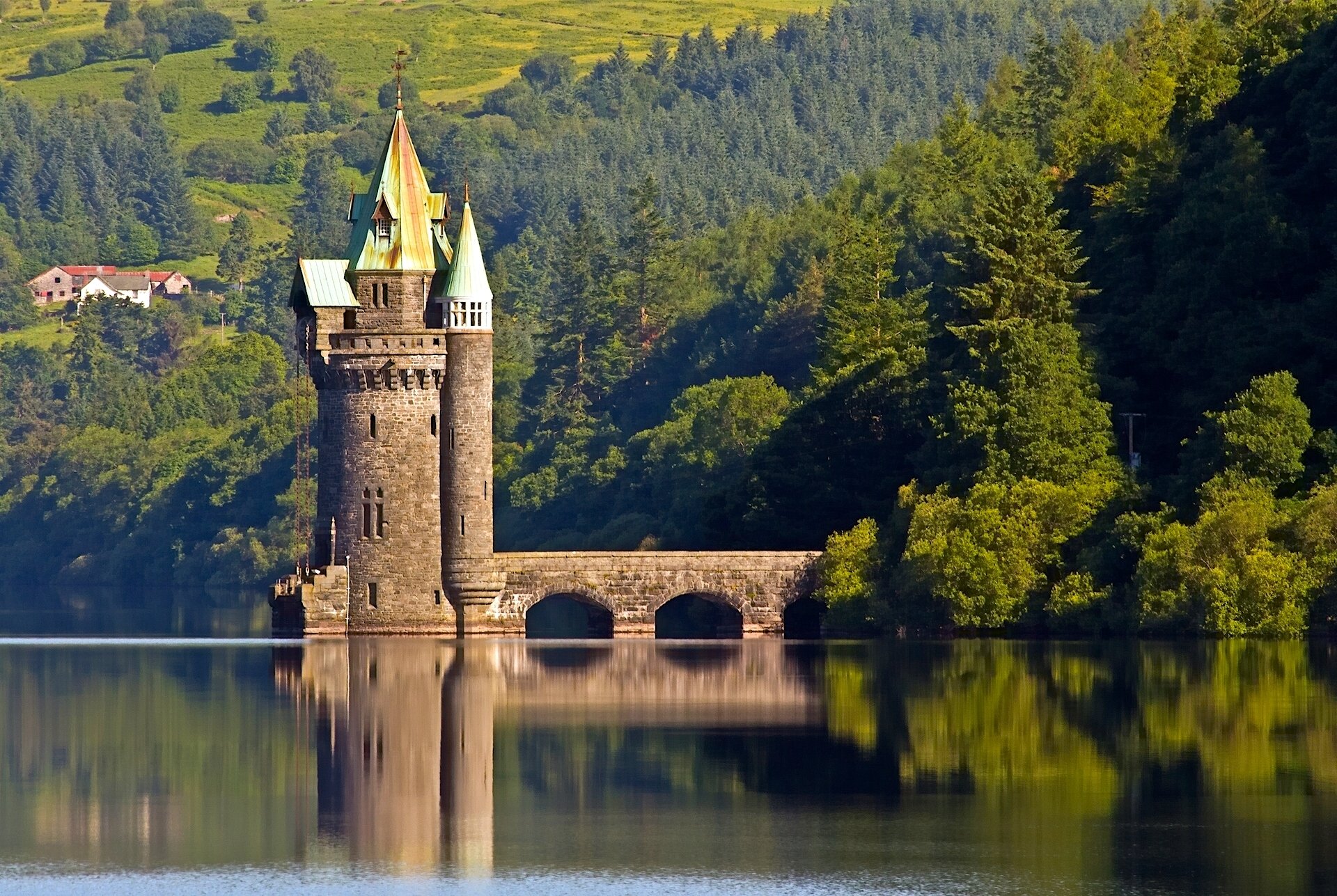 vyrnwy-see turm wales england vyrnwy-see turm virnwy-see reflexion wald wasseroberfläche