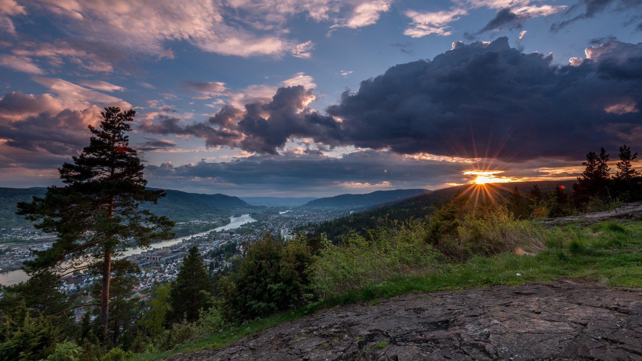 drammen norvège montagnes arbres nuages coucher de soleil pente panorama