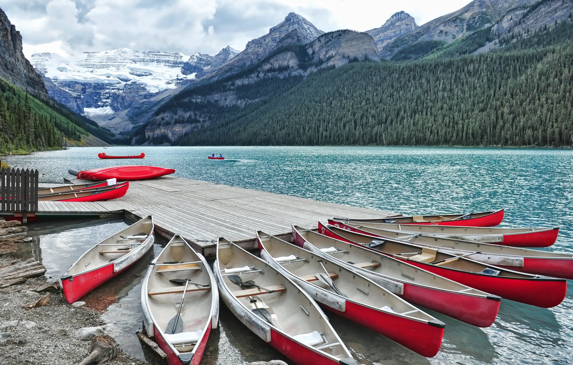 lake louise alberta kanada przystań góry kajak