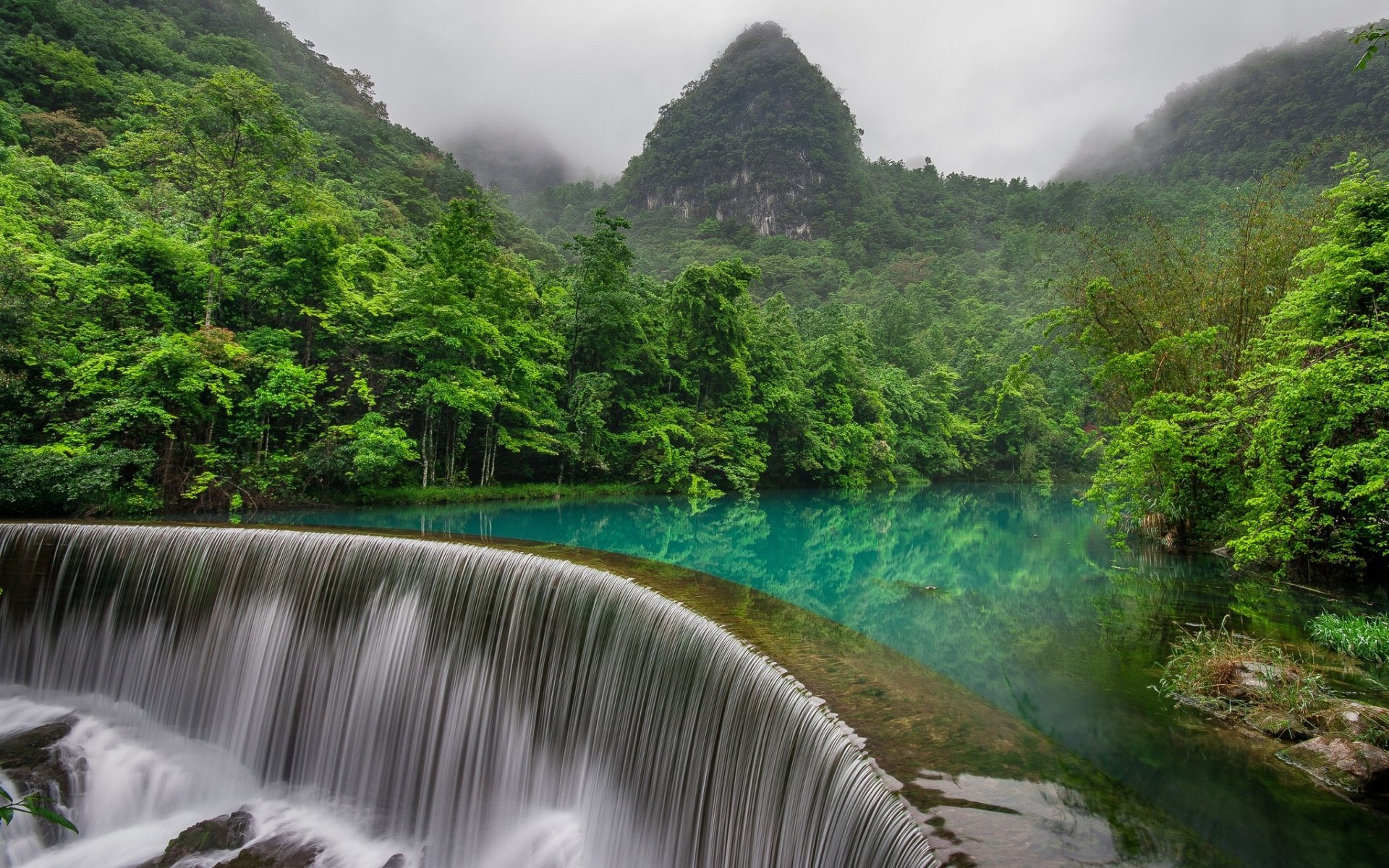 o condado guizhou china o río cascada bosque montaña