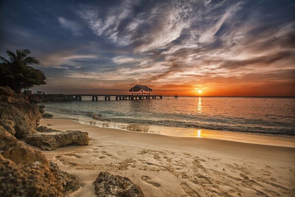 Sonnenuntergang am Strand am Meer