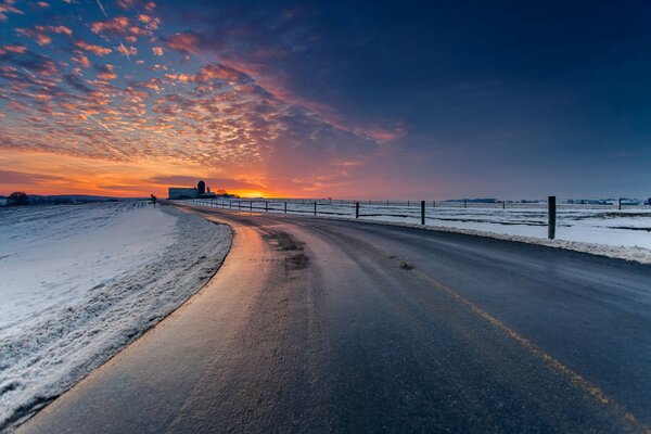 Bild der Straße im Winter und Sonnenuntergang Himmel