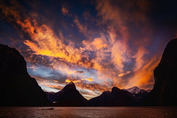 Montagnes sur fond de coucher de soleil En nouvelle-Zélande