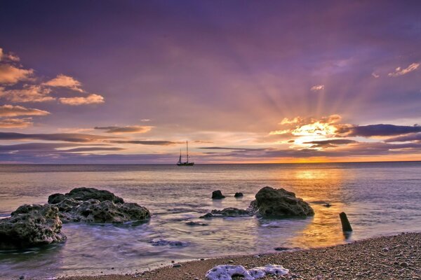 Paysage de poroski koroblya au coucher du soleil dans la mer