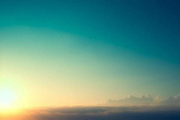 El sol al atardecer sobre las nubes