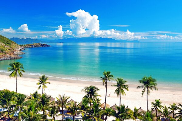 Das Meer verschmilzt mit den Wolken und ein tropischer Strand ist in der Nähe