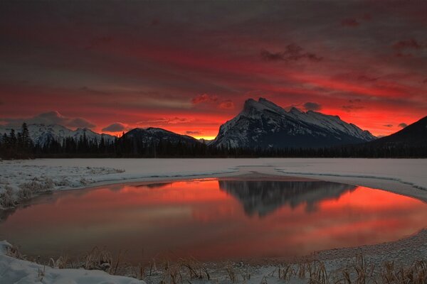 Image du lac dans les montagnes à l aube