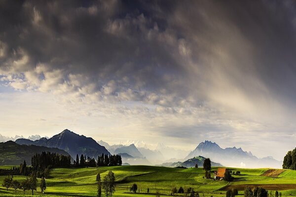 Incredibile bellezza del cielo sopra i burroni