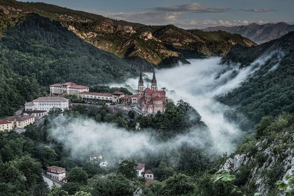 Basilique au milieu des montagnes vertes