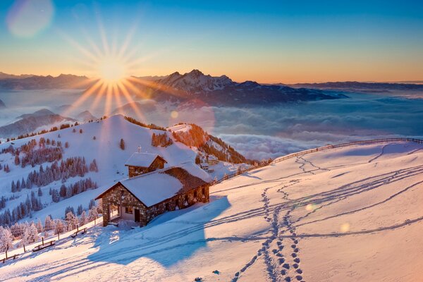 Dans les montagnes en hiver beau ciel