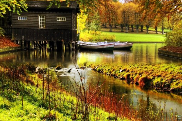 Ein Haus und zwei Boote. Herbstfoto