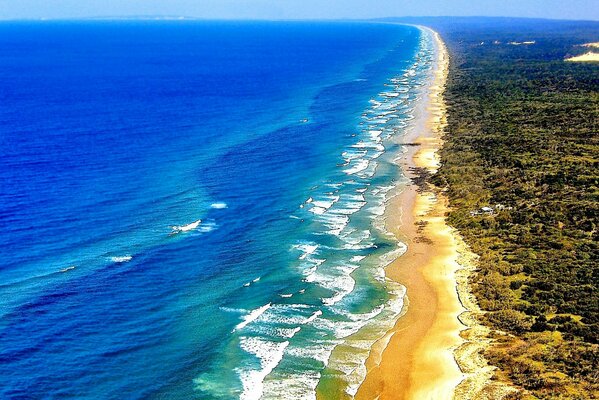 Marea alta en la isla Fraser en Australia