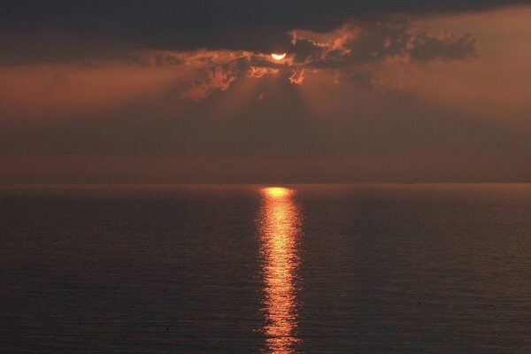 Puesta de sol en el mar. Camino solar