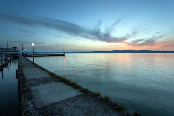 Abendansicht der Landschaft vom Yachthafen