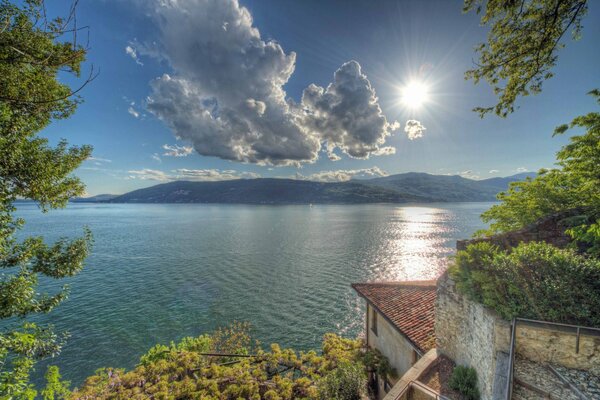 Riflessione delle nuvole nel lago blu