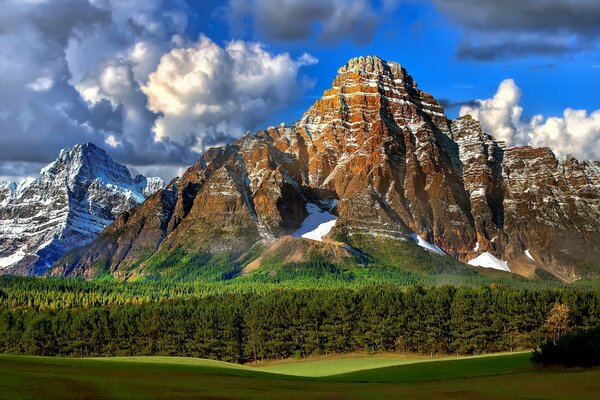 El cielo y las grandes montañas