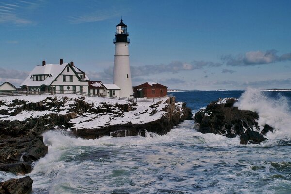 White lighthouse during the surf