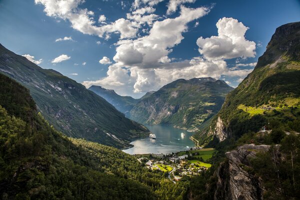 Paquebot de croisière dans le lac de montagne de Norvège