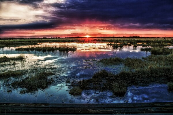 Nuvole blu all orizzonte al tramonto