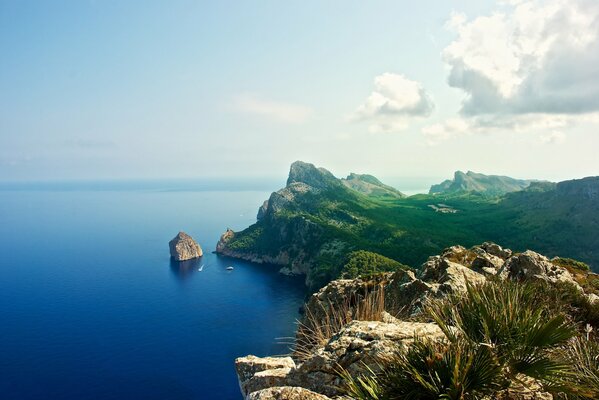 Costa rocciosa vicino a un mare tranquillo e calmo