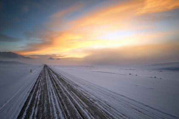 Winterweg ins Nirgendwo mit schönem Sonnenuntergang