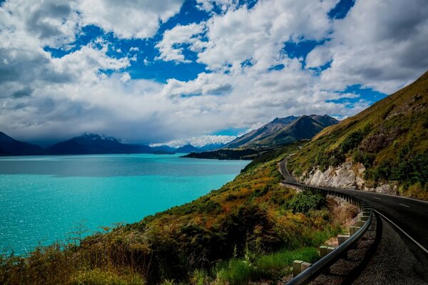 Azurblauer See und Berge in Neuseeland