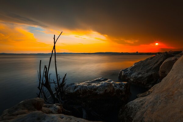 Enormes bloques de piedras al atardecer