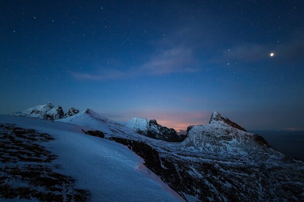 Norwegische Felsen in der Winternacht