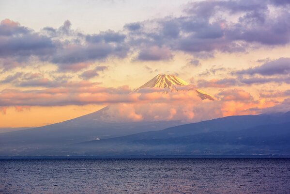 Vulcano che raggiunge le nuvole sulla riva del Lago