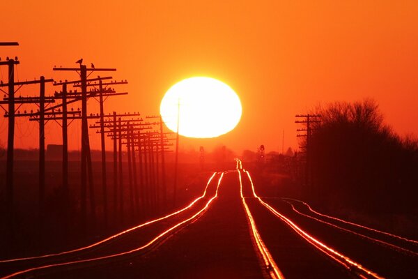 Rails de chemin de fer partant au coucher du soleil