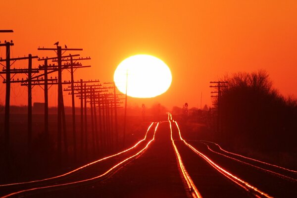 Рельсы железной дороги, уходящие в закат