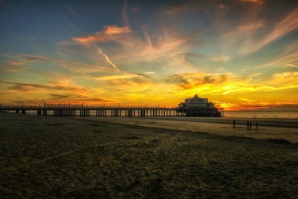 Puesta de sol en el muelle junto al mar