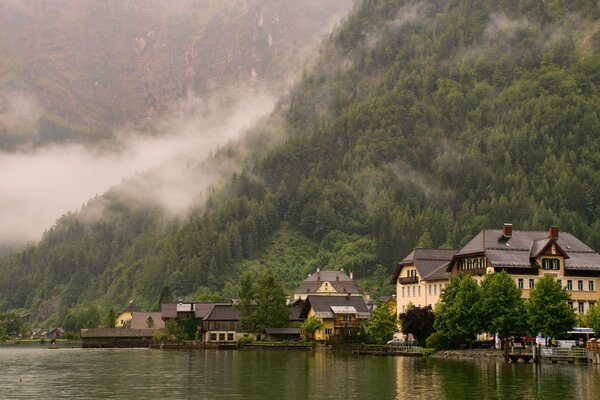 Die faszinierende Schönheit des nebligen Hallstatt in Österreich