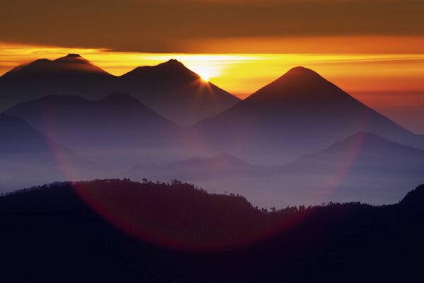 Vue atmosphérique sur les montagnes, les nuages