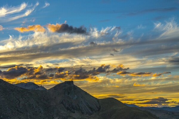 Lever du soleil dans les montagnes. Nuages dans le ciel