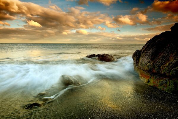 Sprudelnde Wellen am Meer