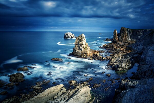 Mar, rocas vista desde astillas