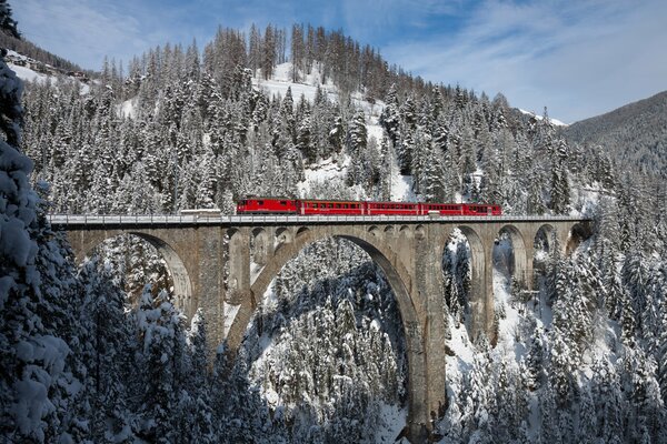 Viaducto de Wiesen, Suiza. Tren rojo